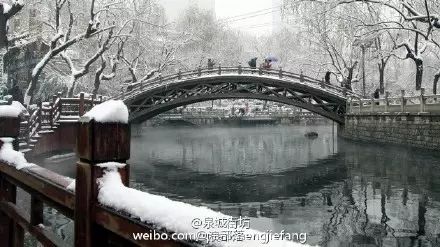 济南下雪啦,济南迎来了雪花