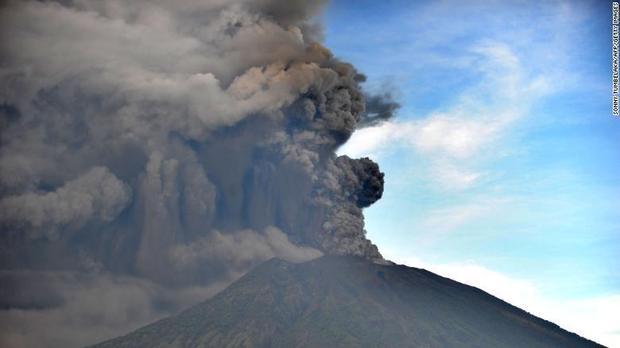 巴厘岛火山爆发最新消息,巴厘岛火山爆发最新动态，持续关注！