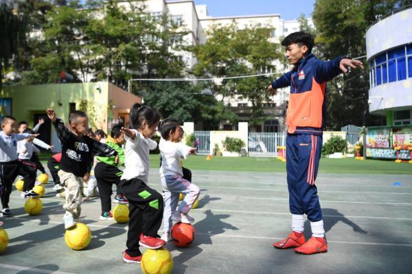 幼儿最新中班简单舞蹈,“萌娃演绎热门中班简易舞步。”